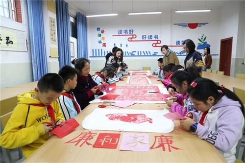 家风润童心  滋养幸福花