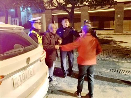 华蓥民警助迷路老人回家