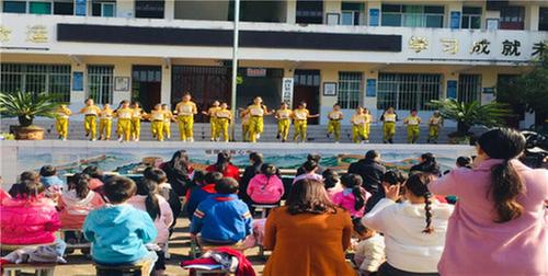 南江县关工委“送温暖”活动走进金盆小学