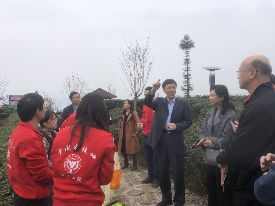 中国农技协理事长柯柄生赴乐山调研科技小院工作