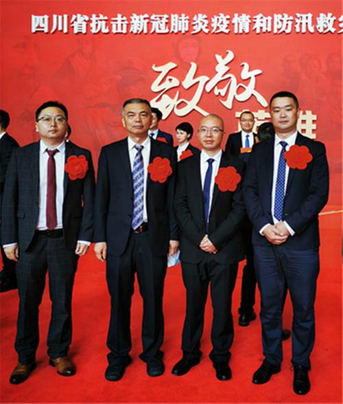“白衣”执甲护人间