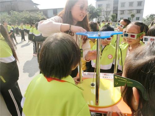 广安市科普大篷车走进武胜县鼓匠小学校