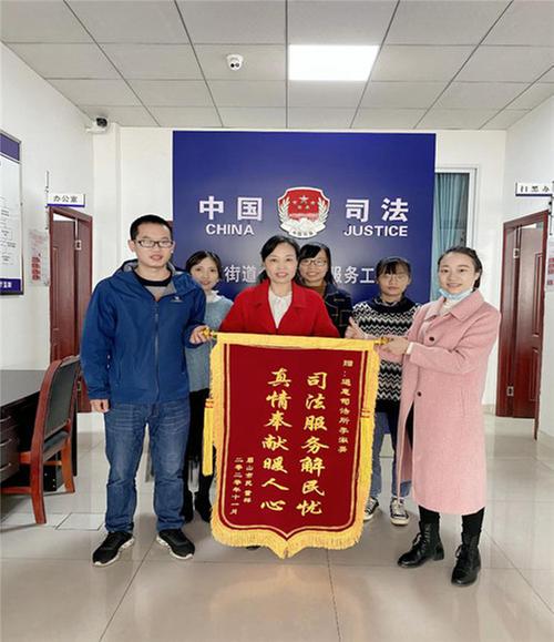 耐心调处化解纠纷 群众送锦旗表谢意