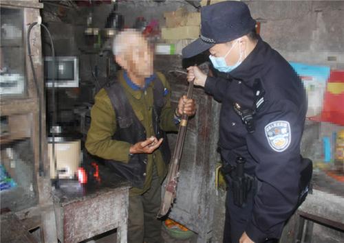 华蓥民警迅速缴获居民自制火药枪