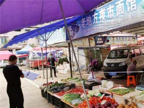 武胜县综合行政执法局协调多家商户拆除违建彩钢棚