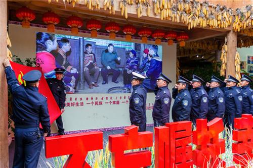 賨警彝乡行 情暖大凉山