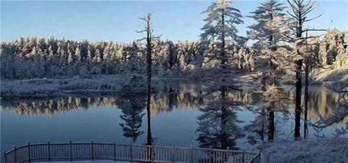 洪雅县：瓦屋山景区迎来入冬后第一场雪