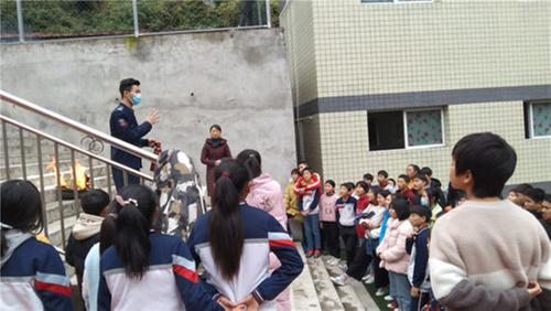 南江县：高桥九义校开展消防安全教育演练活动