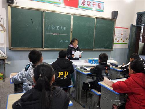 赶场镇小学多形式开展学宪法活动