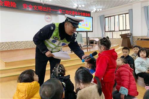 广安交警为市民送上安全“大礼包”