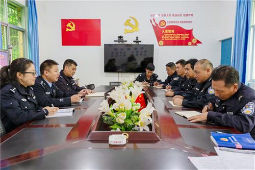 一名“五全”民警的援凉情结
