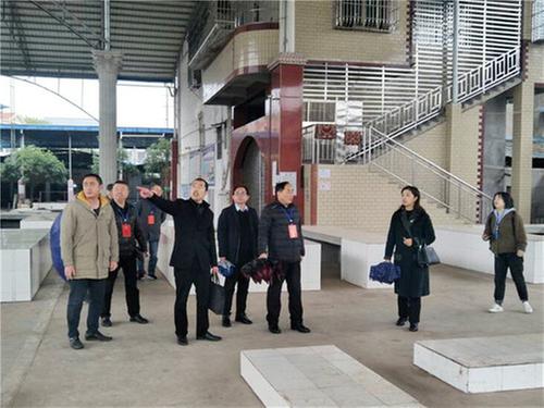 岳池县人大常委会视察乡镇农贸市场建设管理情况