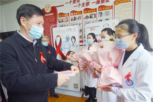 广安市政府副市长胡彦军慰问艾滋病患者和防艾工作人员