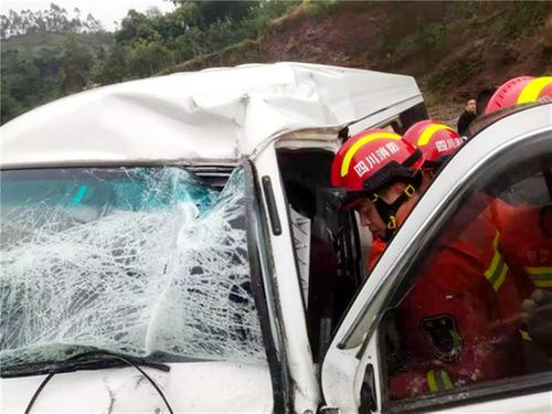 邻水县：交警消防联合营救车祸伤者