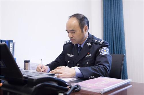 铮铮誓言铭记在心 千锤百炼服务人民