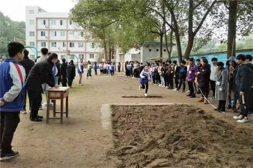 武胜县：长安初中举行学生田径运动会
