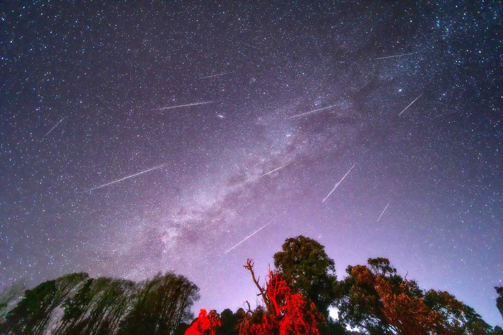 双子座流星雨点亮天空