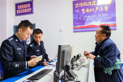 “我是披砂派出所民警”