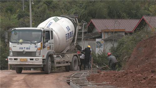 黄丰镇：打通农村道路“堵点” 让小康之路更畅通