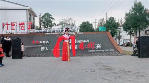 青神县：来竹里巷子看非遗表演热闹度周末