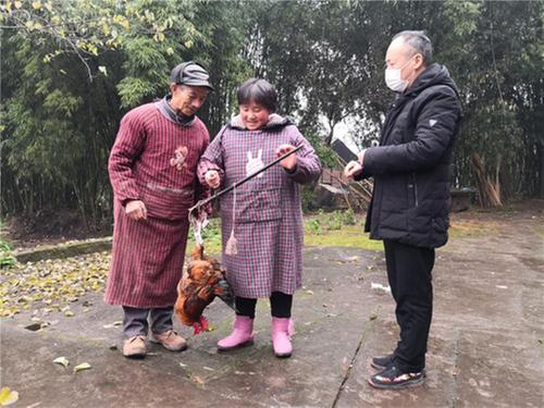 武胜县纪委干部以购代捐助扶贫