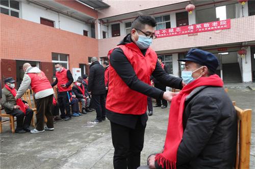 退役不褪志  爱满敬老院