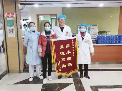 武胜县人民医院：患者家属赠锦旗言谢医务人员