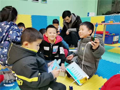 青神县“四送”活动持续关爱广大少年儿童