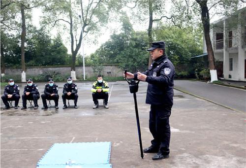 华蓥特警组织开展警用装备培训活动
