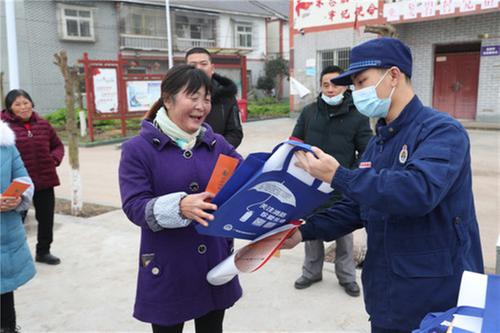 广安区：多部门联合进村入户宣传消防知识