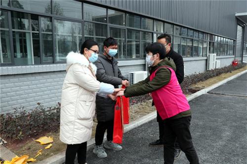 广安区：向企业工人送上“暖心礼包”