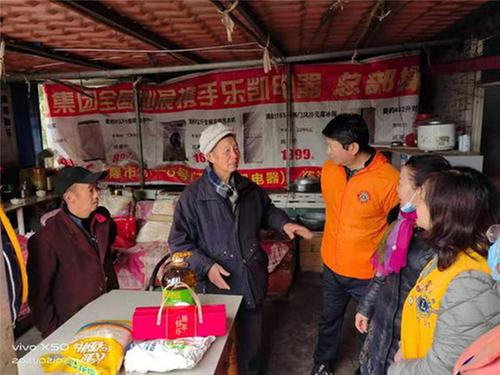 成都东部新区石板凳街道携手爱心企业慰问残疾特困群体