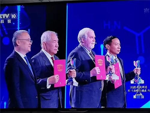 三台县科协党支部组织科技工作者观看“科普中国”特别节目