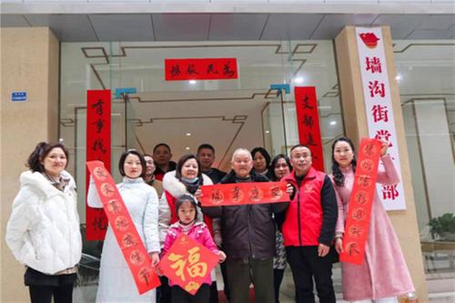 洪雅县：扮“靓”小区年味浓