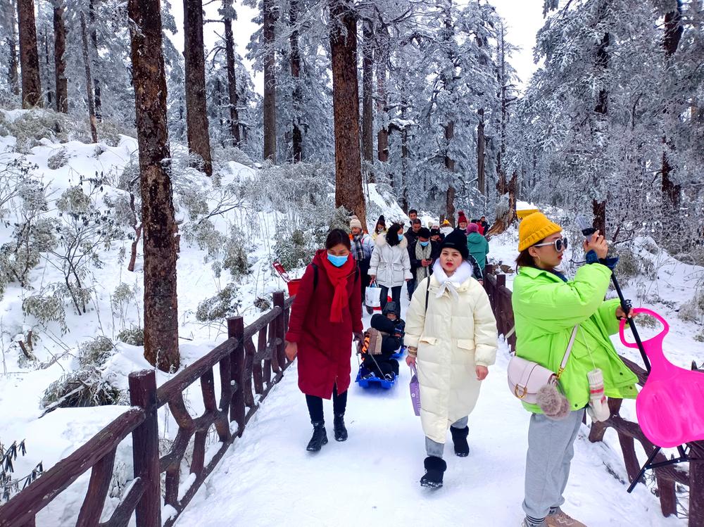 疫情防控和假日旅游“两手抓”  市场安全和服务保障“双促进”