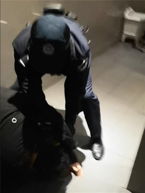 华蓥公安当场抓获女厕偷拍男子
