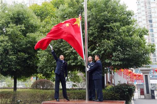 节后上班第一天 广安经开区税务局升国旗鼓干劲