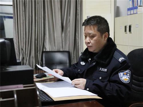 “在我心里，英雄没有编外。”