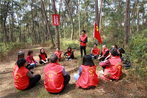 东兴区 “林间党课”护航森林安全