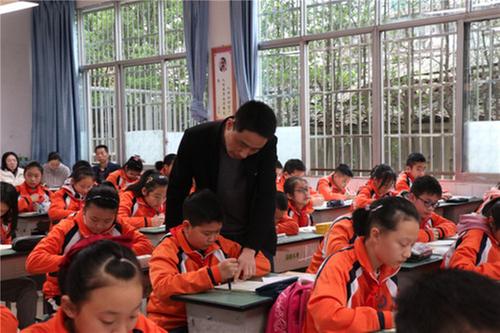 彭山一小举办六年级质量分析会