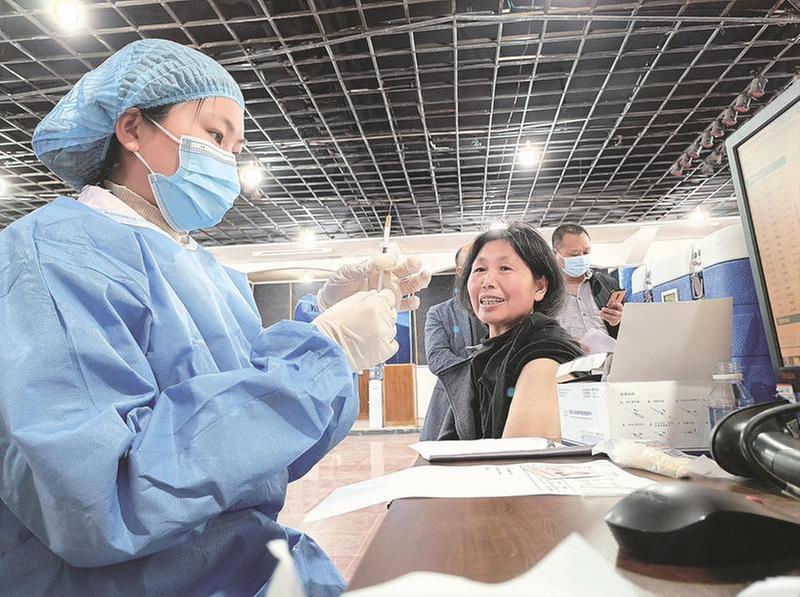 市民有序接种新冠疫苗
