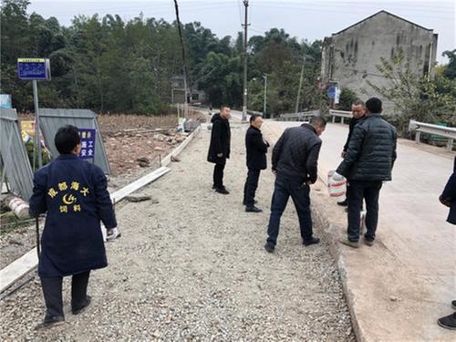 公义镇：保胜场社区拓宽农村道路为乡村振兴“提速”