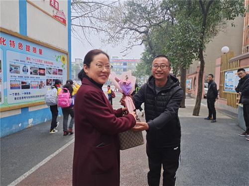 彭山二小以爱之名庆“三八”