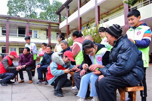 学雷锋见行动 大龙镇志愿者情暖敬老院
