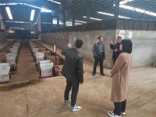 夹江县科协调研村姑中药材种植专业合作社