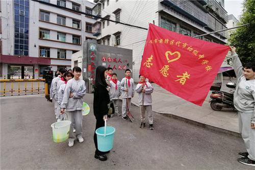 前锋区代市初中开展爱绿护绿活动
