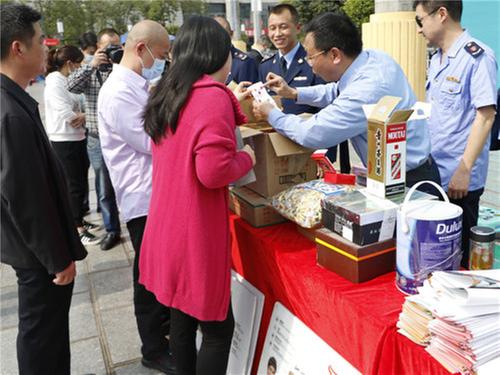 广安市开展“3•15”大型现场宣传咨询服务活动