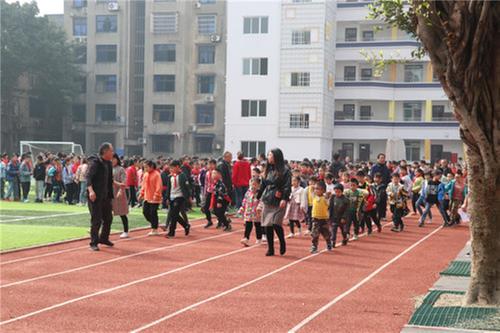 彭山区：彭山一小开展防踩踏应急演练