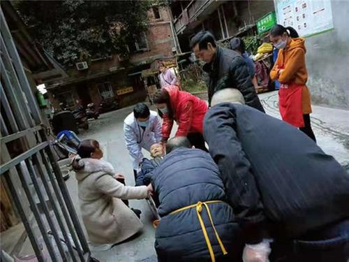 青神县社区网格员悉心救助，挽回独居老人生命