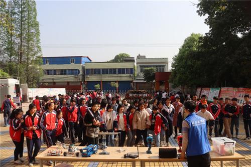 科技大篷车开进东坡区松江中学